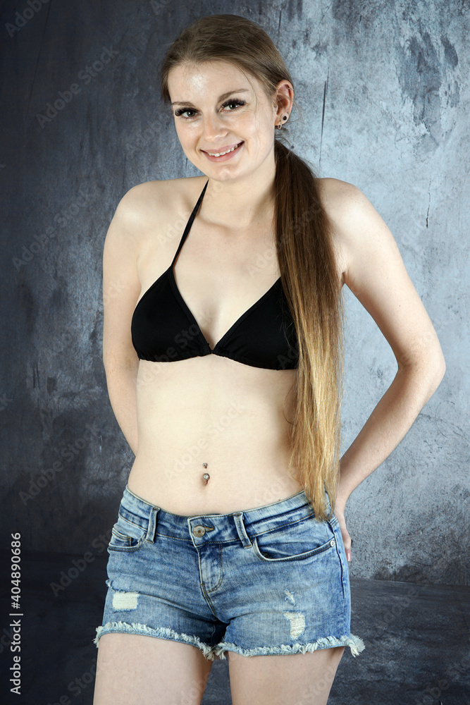 Teenager in Bikini trägt Brackets Stock Photo