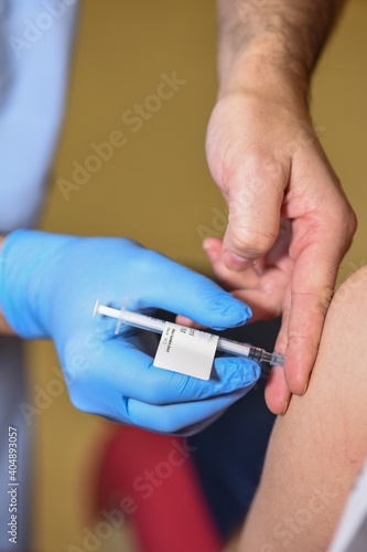 medecine vaccination covid-19 coronavirus soin santé vaccin