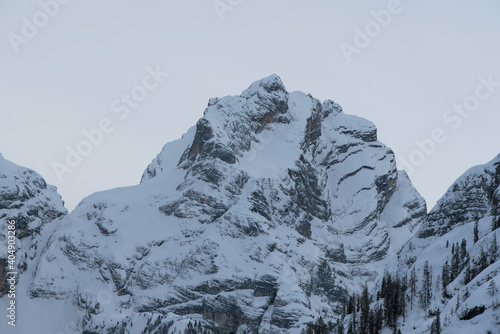 la bellezza delle montagne delle dolomiti coperte di neve, un paesaggio innevato di montagna