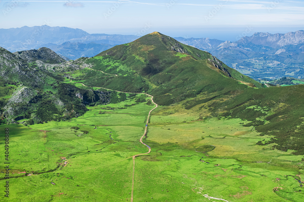 Φωτογραφία View of the idyllic mountains of the Picos de Europa, on the way up to the Lakes of Covadonga, view two