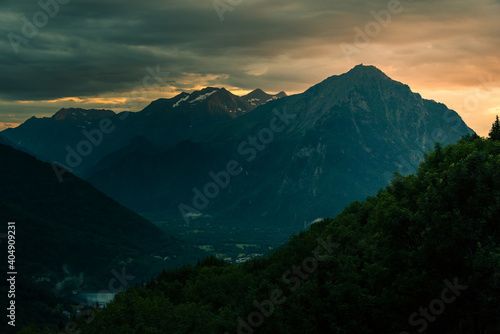 un paysage de montagne au crépuscule. Un coucher de soleil sur la montagne © david