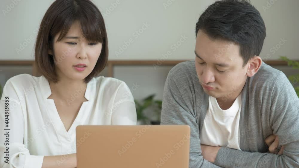 ノートパソコンを使う若い男女 ノートパソコンを使う若い男女