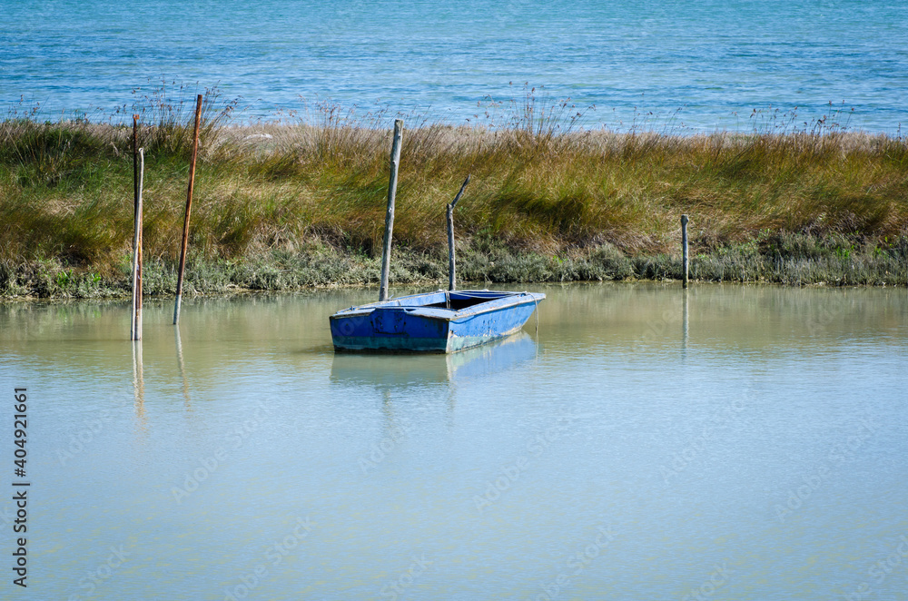 Una barca abbandonata sulla costa di Sant'Erasmo, isola della Laguna di Venezia