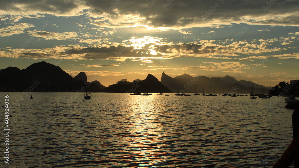 Fototapeta premium Sunset at São Francisco Beach, Niterói, RJ, Brazil