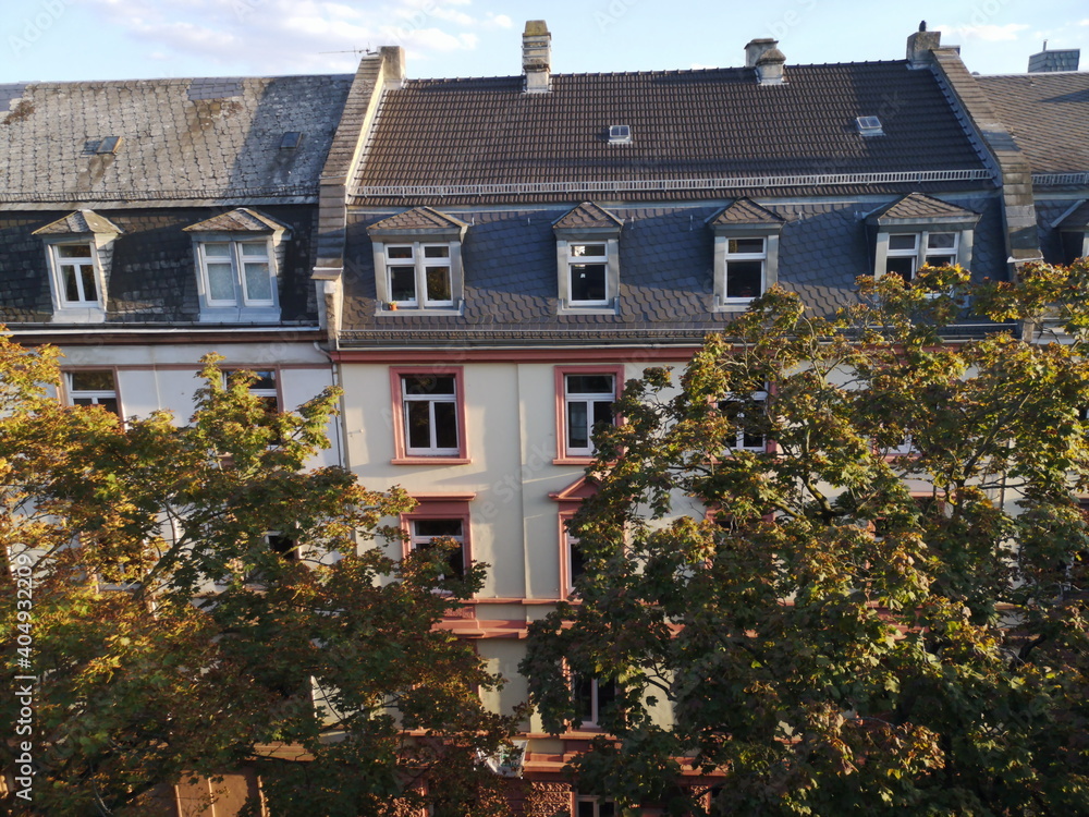 Φωτογραφία Blick aus dem Fenster der Dachwohnung auf Mansarden und Dachgauben der gegenüber
