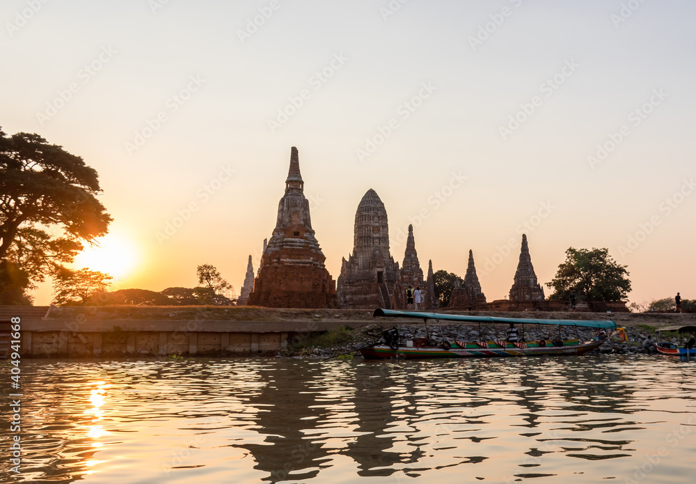 Coucher de soleil sur le Wat Chai Watthanaram à Ayutthaya, Thaïlande