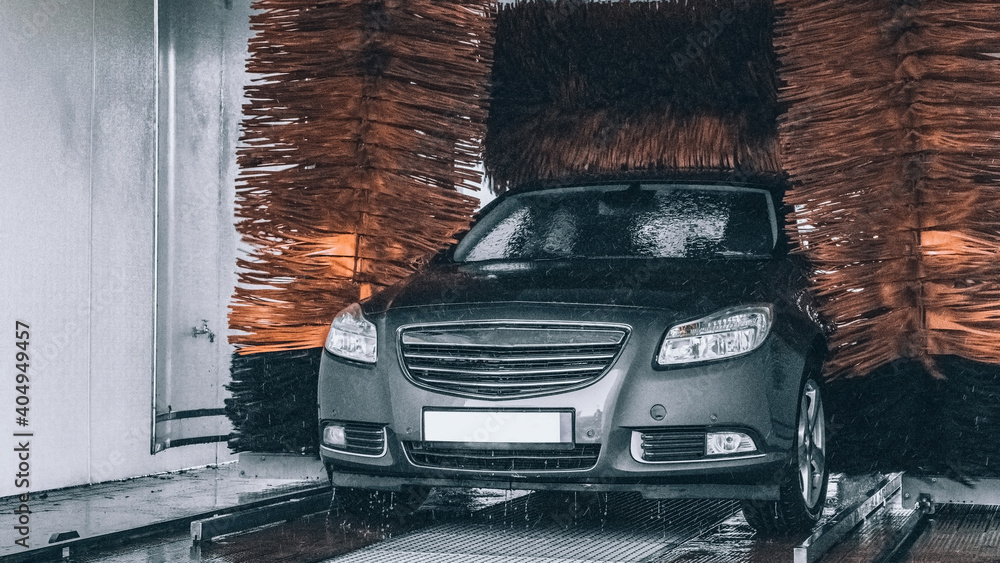 Φωτογραφία Foam water clean auto car on carwash hand service