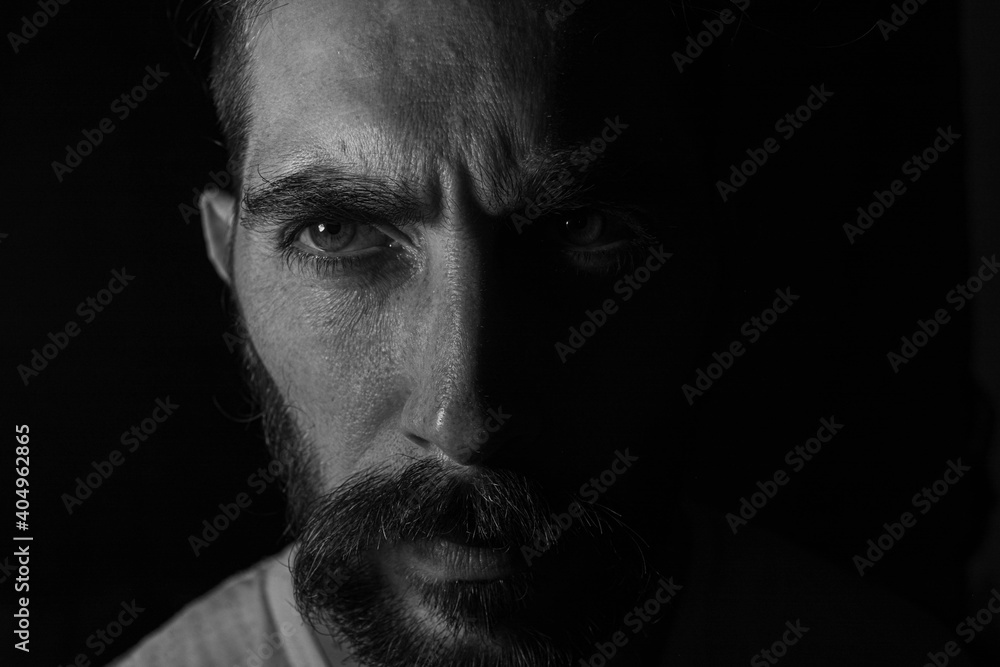 rostro con una mirada de observación en primer plano, en blanco y negro ...