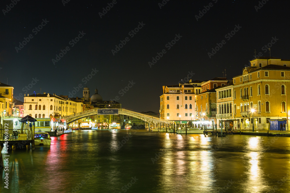 イタリア　夜のヴェネツィアのスカルツィ橋
