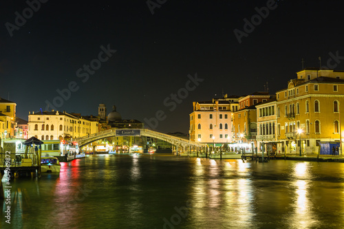 イタリア 夜のヴェネツィアのスカルツィ橋 