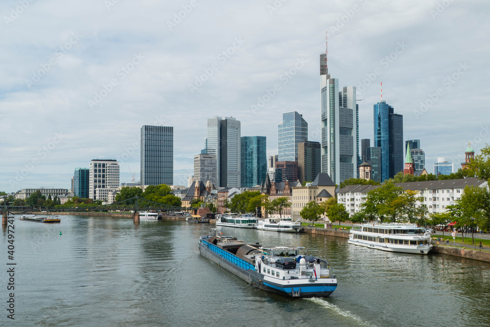 Frachtschiff auf Main Frankfurt 