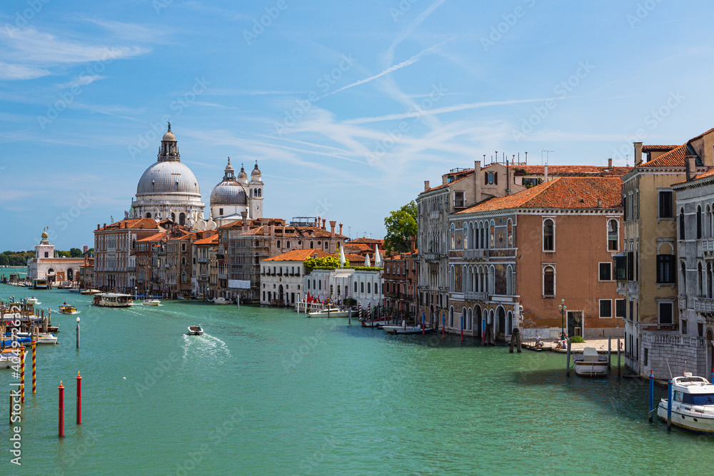 イタリア　ヴェネツィアの運河とサンタ・マリア・デッラ・サルーテ聖堂
