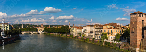 イタリア ヴェローナのスカリジェロ橋からの景色とカステルヴェッキオ 