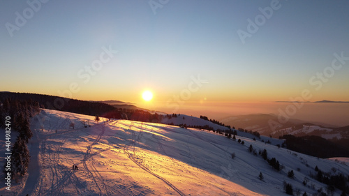 Sonnenuntergang mit Schneelandschaft im Schwarzwald