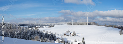 Windräder im Schwarzwald im Winter mit Schnee