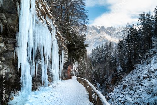 Obraz na płótnie Winter wonderland scenery in the Alps with trail and icicles w salonie