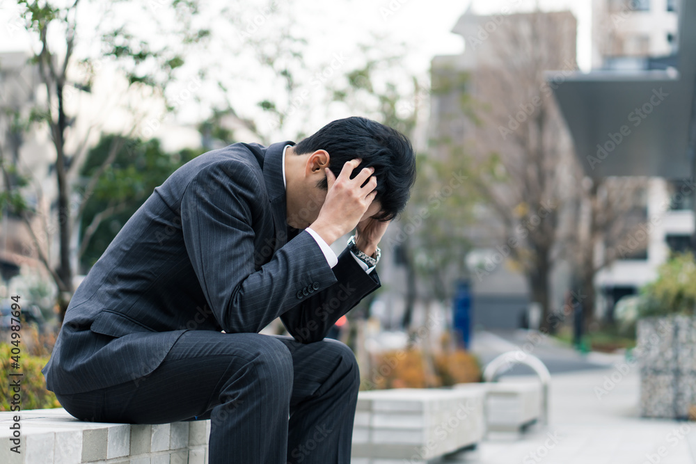 頭を抱える男性 頭を抱える男性