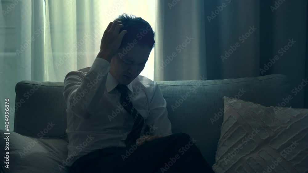 ソファーに座る若い男性 ソファーに座る若い男性