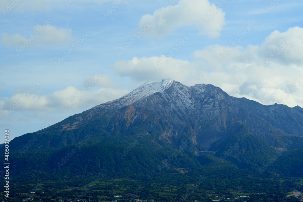Obraz premium 薄っすらと雪が積もる美しい桜島