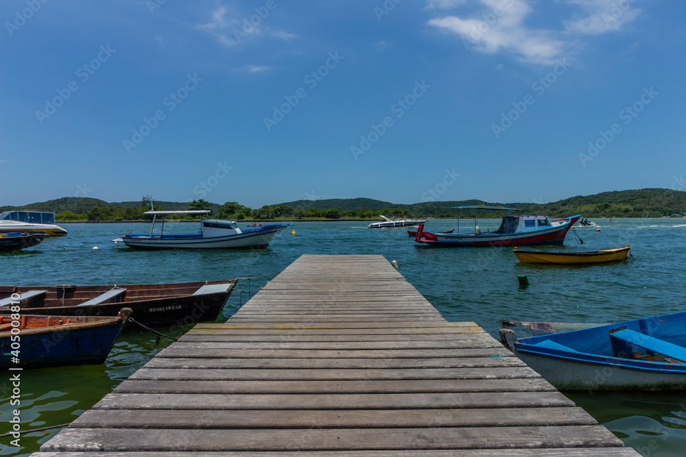 Obraz premium Deck Rampa de Madeira para o Canal e Pesca