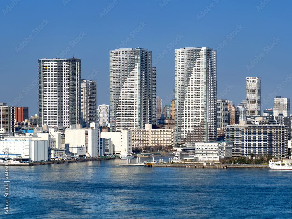 東京港とタワーマンション群