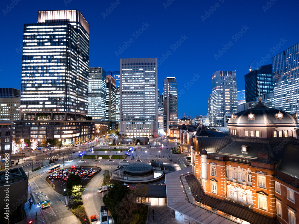 夕暮れの東京駅と丸の内駅前広場