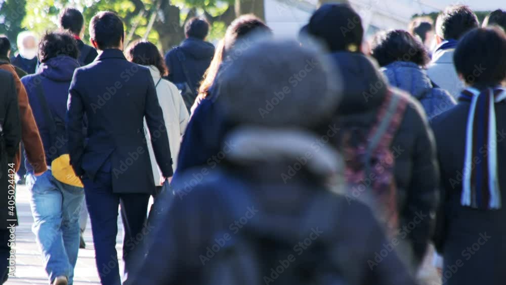 マスクをして出勤する日本人ビジネスマン