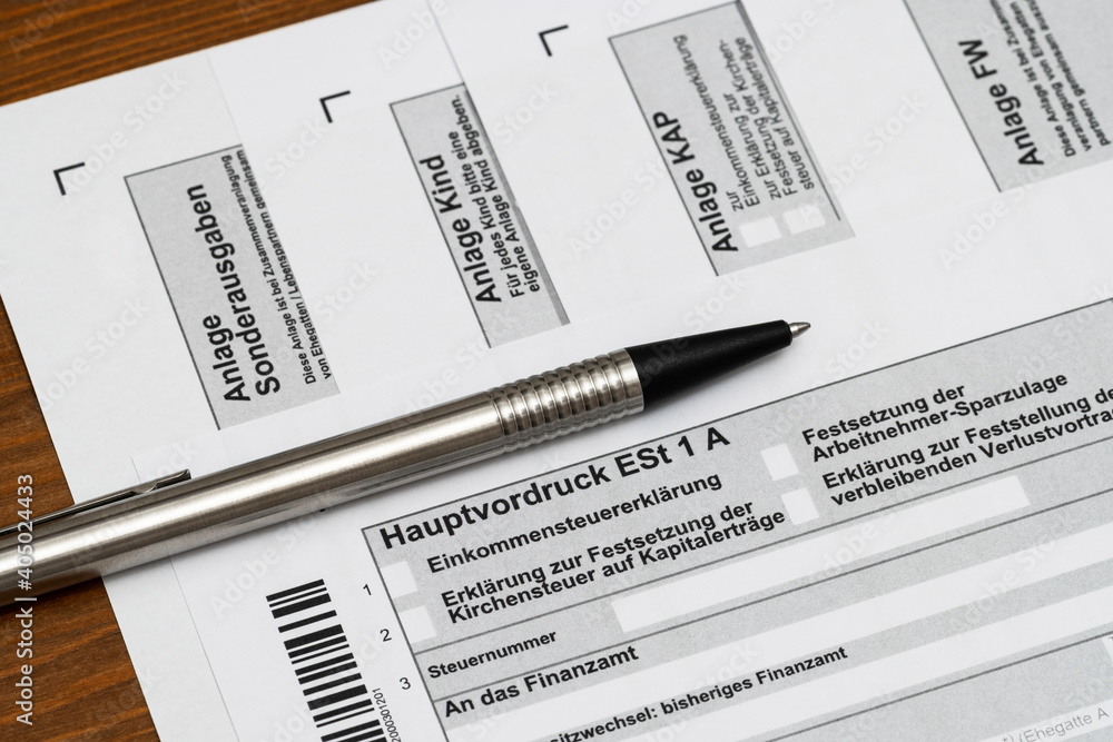 Einkommensteuererklärung mit Kugelschreiber Einkommensteuererklärung mit Kugelschreiber