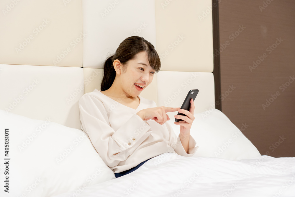 ベッドでくつろぐ女性 ベッドでくつろぐ女性