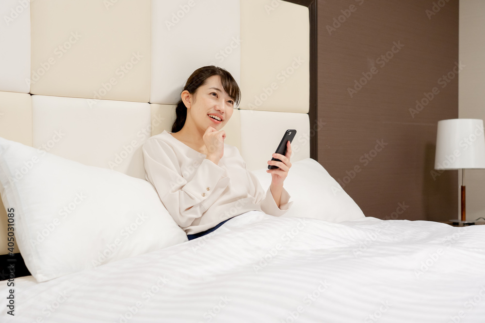 ベッドでくつろぐ女性