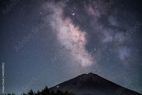 山梨全国育樹祭記念広場からの富士山と天の川