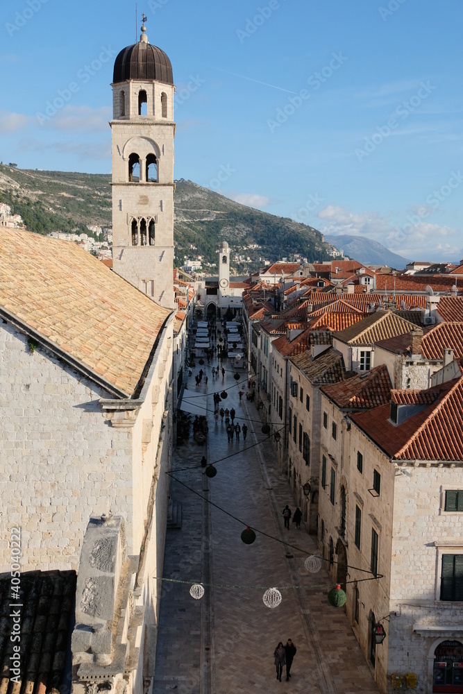 東欧、ドブロブニク、クロアチアの教会のある風景。City View with Church and blue sky,Dubrovnik Croatia