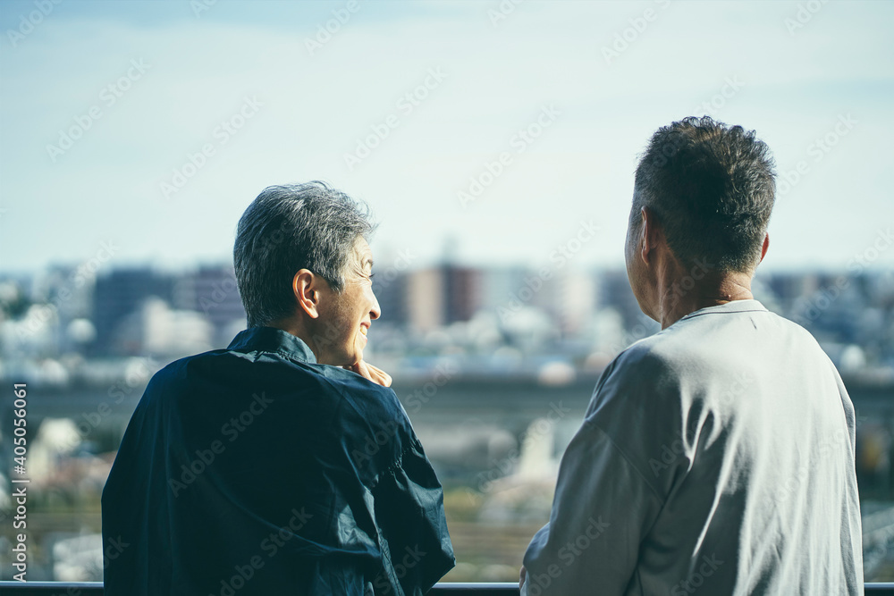景色を眺めるシニア夫婦の後ろ姿 景色を眺めるシニア夫婦の後ろ姿