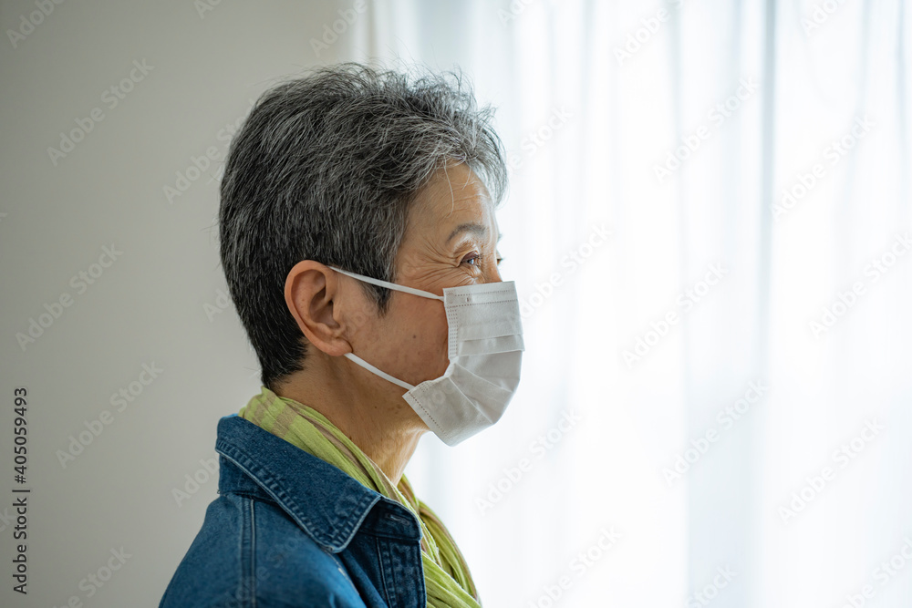 マスクをつけた日本人シニア女性