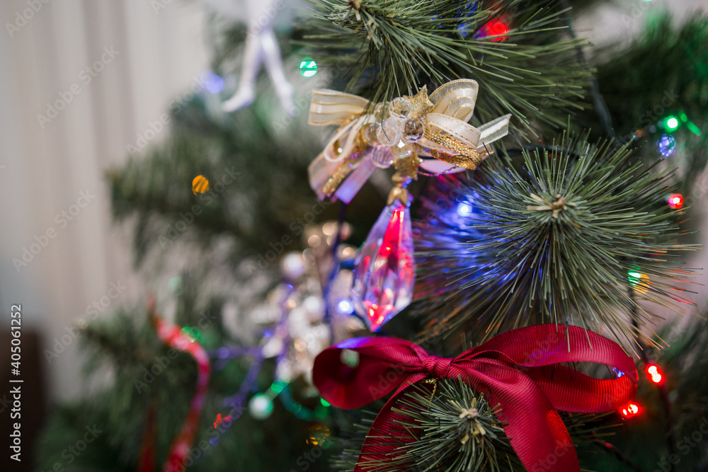 Obraz premium beautiful toys on the christmas tree with garland