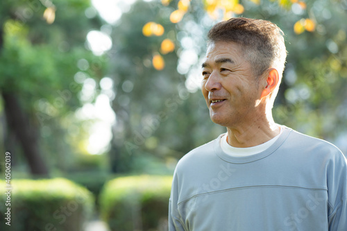 笑顔の日本人シニア男性