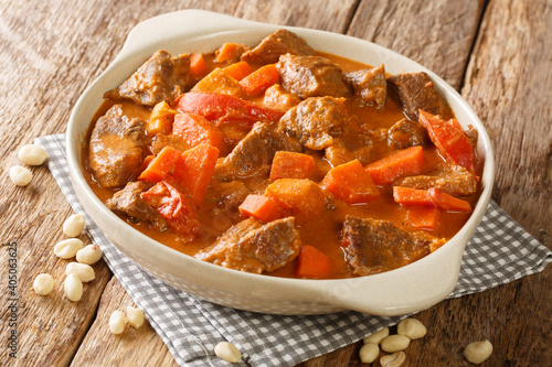 Foto Senegalese stew of beef in peanut sauce with vegetables close-up in a dish on the table