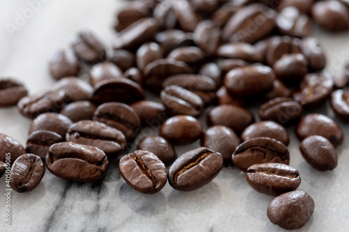 大理石の上に散りばめたコーヒー豆