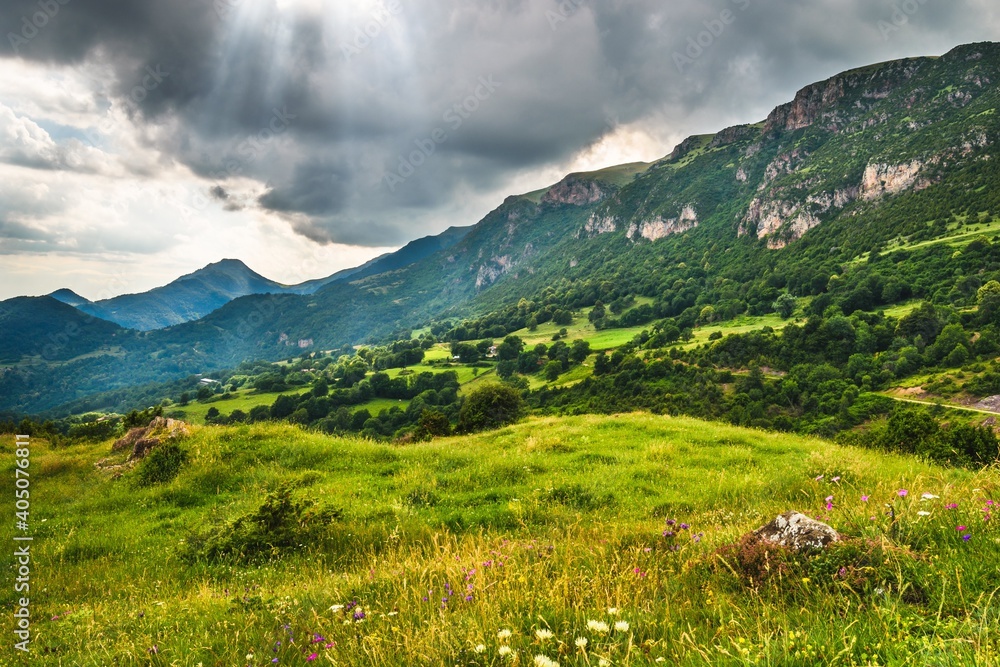 Fototapeta premium Beautiful day in the mountains(Serra Cavallera, Catalan Pyrenees Mountains, Spain)