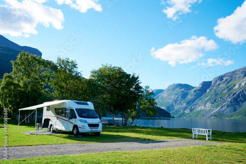 Sehr schöner Camping platz mit Wohnmobil mit Berg und See im HIntergrund