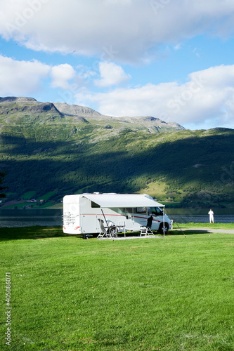 Sehr schöner Campingplatz mit Wohnmobil mit Berg und See im HIntergrund