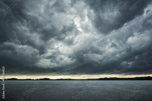 Canvas Print Empty asphalt ground floor with dramatic windstorm clouds sky .