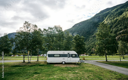 Campingplatz in Norwegen mit Wohnwagen mit Bergen im Hintergrund