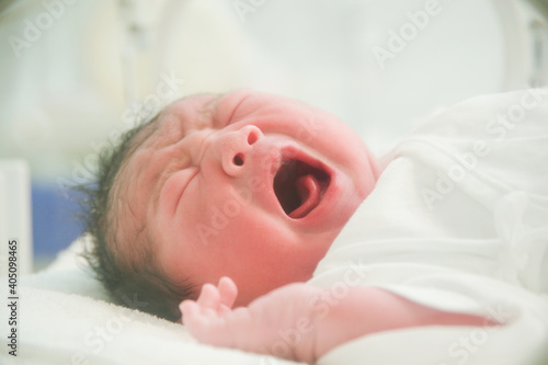 泣く新生児 