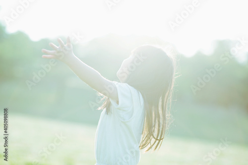 見上げる女の子 