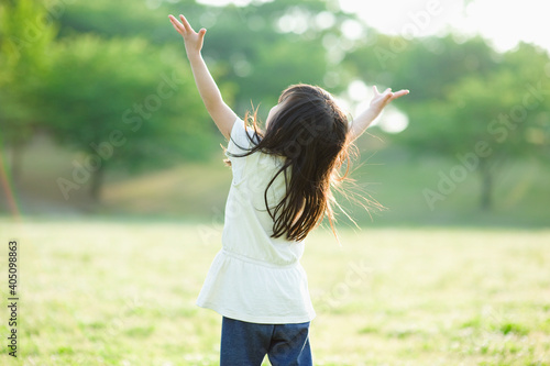 見上げる女の子 