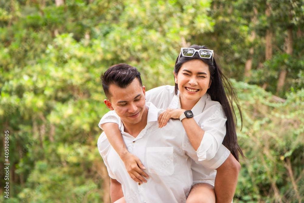 Obraz premium Asian couple love having fun. man and woman wearing casual clothing feeling happiness in park