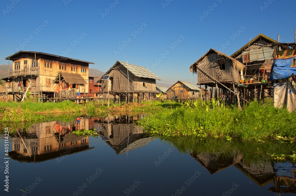 Häuser am Ufer von Inle Lake Häuser am Ufer von Inle Lake