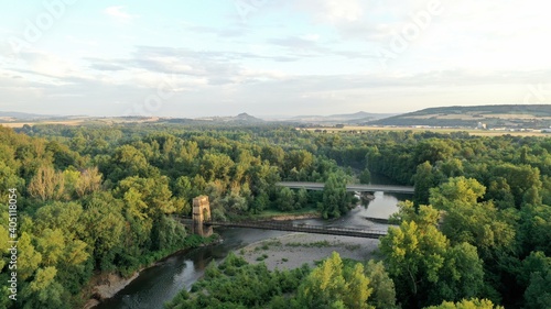 Survol de la rivière Allier près d'Issoire en Auvergne photo