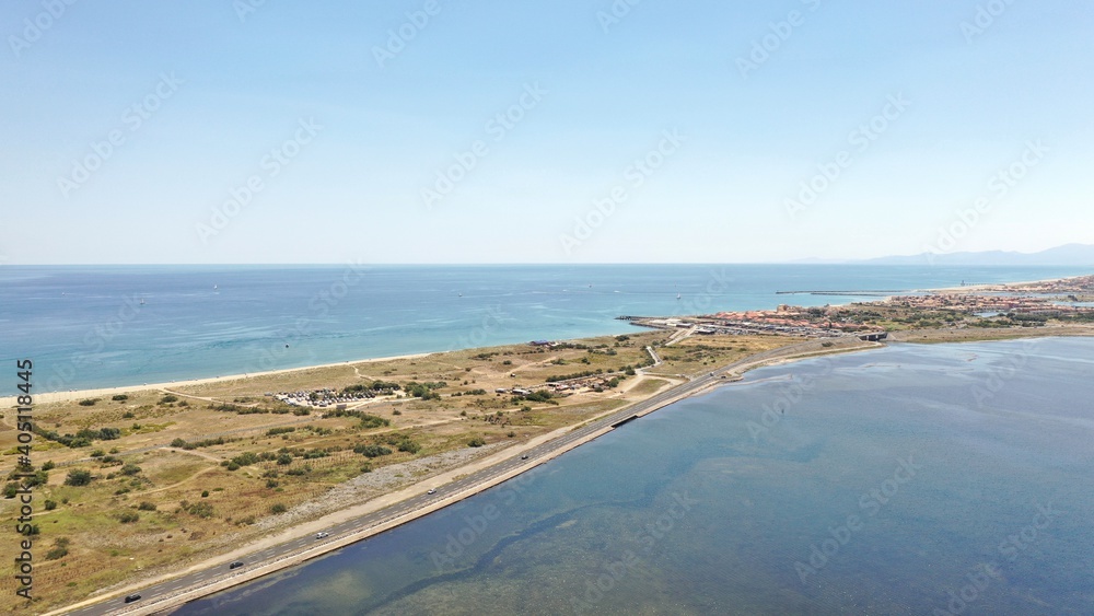 survol de Port-Leucate et étangs de Leucate avec les Corbières